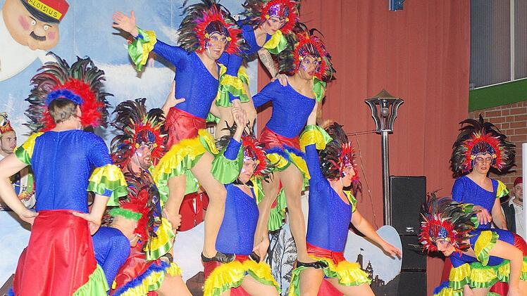 Eines der Highlights der Sitzung: Das Elfershausener Blau-Weiß-Männerballett lieferte mit "Carneval do Rio" ein artistisches und farbenprächtiges Feuerwerk.  Foto: Winfried Ehling
