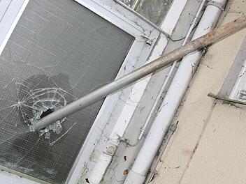 Mit brachialer Gewalt wurde sogar Sicherheitsglas durchbohrt. Foto: privat