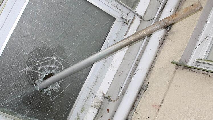 Mit brachialer Gewalt wurde sogar Sicherheitsglas durchbohrt. Foto: privat
