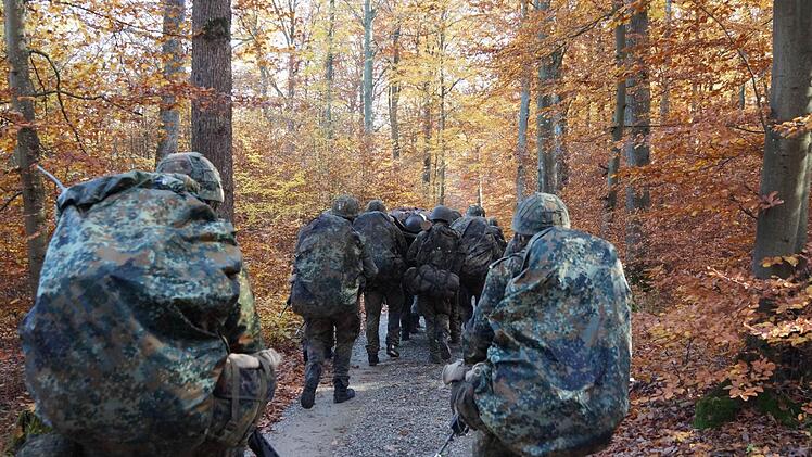 Die Gruppe trägt einen Verwundeten aus dem Wald.Foto: Arkadius Guzy