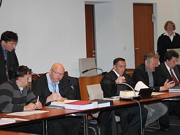 Im Prozess wegen Anlagebetrugs vor der Wirtschaftsstrafkammer des Landgerichts Hof wurde am Freitag plädiert. Nach Oberstaatsanwalt Peter Glocker hatten die Verteidiger das Wort. Von links: der Mitangeklagte und seine beiden Rechtsanwälte Manfred Hofmann (dahinter) aus Bamberg und Werner Brandl aus Kulmbach sowie Rechtsanwalt Walter Bagnoli aus Hof, der Hauptangeklagte und sein zweiter Verteidiger, Rechtsanwalt Stephan Scherdel aus Selb. Foto: Stephan Tiroch
