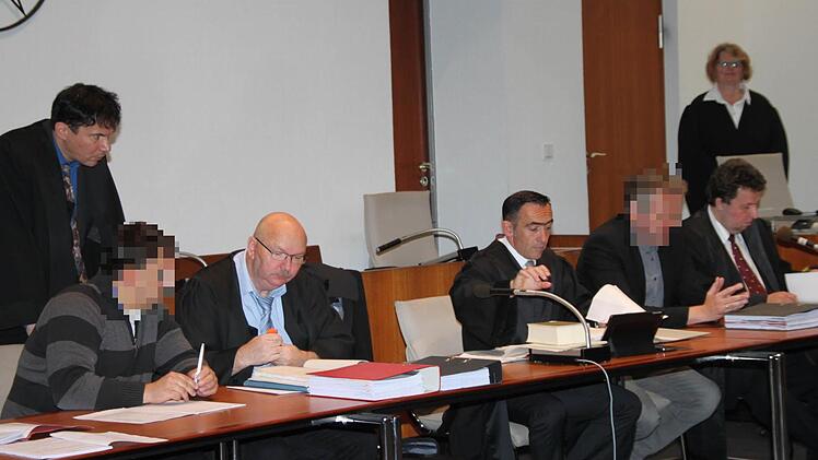 Im Prozess wegen Anlagebetrugs vor der Wirtschaftsstrafkammer des Landgerichts Hof wurde am Freitag plädiert. Nach Oberstaatsanwalt Peter Glocker hatten die Verteidiger das Wort. Von links: der Mitangeklagte und seine beiden Rechtsanwälte Manfred Hofmann (dahinter) aus Bamberg und Werner Brandl aus Kulmbach sowie Rechtsanwalt Walter Bagnoli aus Hof, der Hauptangeklagte und sein zweiter Verteidiger, Rechtsanwalt Stephan Scherdel aus Selb. Foto: Stephan Tiroch