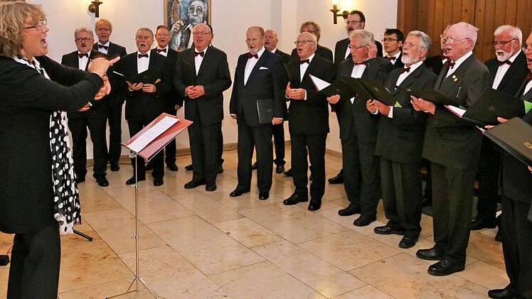 135 Jahre besteht der Männerchor der Liedertafel. Auch dieses Jubiläum wurde bei der Soirée in der Rathausdiele gewürdigt. Geleitet wird der Chor von Annemarie Kreuzer (links).