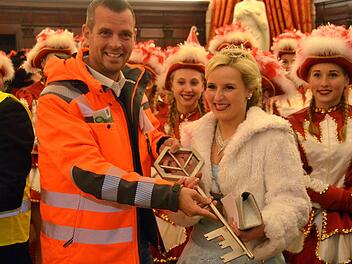 Freudestrahlend nahm die Reiterswiesener Faschingsprinzessin Michelle I. am 11.11. Stadtkasse und Schlüssel von Bürgermeister Toni Schick entgegen, nachdem sie mit den Narren aus Garitz und Reiterswiesen das Bad Kissinger Rathaus gestürmt hatte. Foto: Peter Rauch