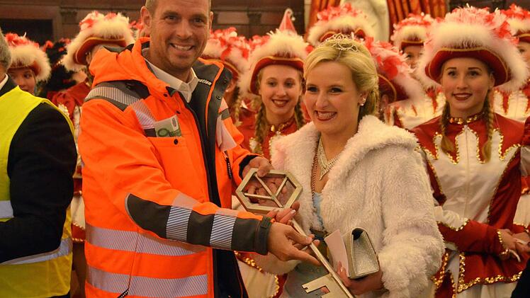 Freudestrahlend nahm die Reiterswiesener Faschingsprinzessin Michelle I. am 11.11. Stadtkasse und Schlüssel von Bürgermeister Toni Schick entgegen, nachdem sie mit den Narren aus Garitz und Reiterswiesen das Bad Kissinger Rathaus gestürmt hatte. Foto: Peter Rauch