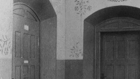 Die historische Ansicht zeigt die Bemalung über den Türen. Foto: Stadt Coburg