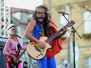 So verrückt geht Jazz: SuperCumbia Y La Liga De La Alegria auf dem Maxplatz. Helmut Ölschlegel