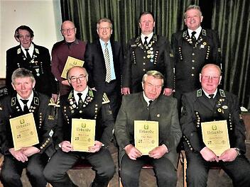 Ehrungen beim Knappenverein (untere Reihe von links): Jürgen Zoller, Albrecht Renk, Hubert Busse, Egbert Friedrich. Obere Reihe, von links: Landesvorstandsmitglied Reinhard Hertel, Werner Wind, Bürgermeister Rainer Detsch, Vorsitzender Heiko Eisenbeiß sowie 2. Vorsitzender Jürgen Möhrle Fotos: Gerd Fleischmann