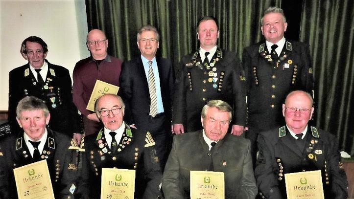Ehrungen beim Knappenverein (untere Reihe von links): Jürgen Zoller, Albrecht Renk, Hubert Busse, Egbert Friedrich. Obere Reihe, von links: Landesvorstandsmitglied Reinhard Hertel, Werner Wind, Bürgermeister Rainer Detsch, Vorsitzender Heiko Eisenbeiß sowie 2. Vorsitzender Jürgen Möhrle Fotos: Gerd Fleischmann