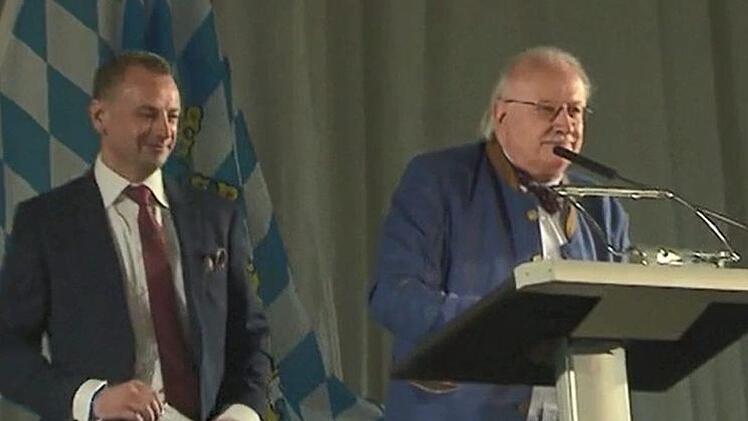 Der Kulmbacher AfD-Kreisvorsitzende Georg Hock (rechts) moderierte das "Flügel"-Treffen in Greding (links Landesvorstandsmitglied Benjamin Nolte).  Jetzt hat Hock Ärger mit der Partei.  Foto: Screenshot Bayerischer Rundfunk