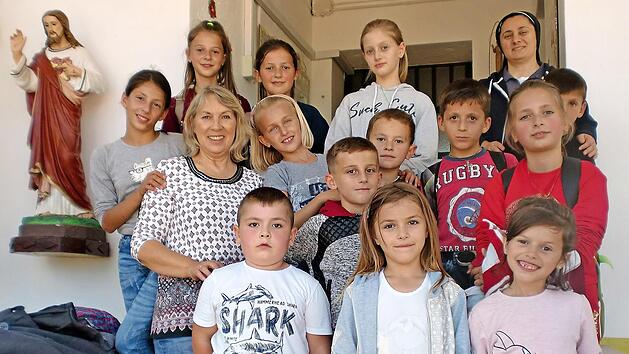 Kinder in der Missionsstation in Dushaj mit der Ordensschwester Dila und Doris Fery von der Hilfsorganisation "Ha&szlig;furt hilft"  Foto: pr