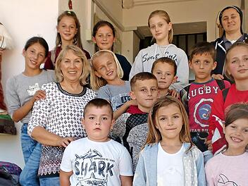 Kinder in der Missionsstation in Dushaj mit der Ordensschwester Dila und Doris Fery von der Hilfsorganisation "Haßfurt hilft"  Foto: pr