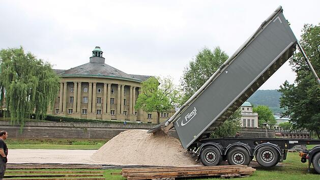 Unterhalb der Ludwigsbrücke und gegenüber dem Regentenbau laufen die Vorbereitungen für die diesjährige Saison. Foto: Charlotte Wittnebel-Schmitz