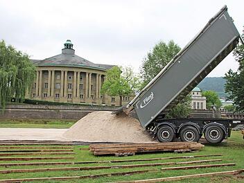 Unterhalb der Ludwigsbrücke und gegenüber dem Regentenbau laufen die Vorbereitungen für die diesjährige Saison. Foto: Charlotte Wittnebel-Schmitz