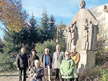 Bei der Verabschiedung (v. l.): Arnold Gruber, Lydia Gruber, Karl-Heinz Kraus, Eduard Nöth, Ulrike Nöth, Katharina Hellmold und (vorne) Pater Josef Brandl  Foto: Heidi Amon