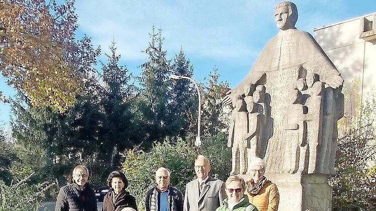 Bei der Verabschiedung (v. l.): Arnold Gruber, Lydia Gruber, Karl-Heinz Kraus, Eduard Nöth, Ulrike Nöth, Katharina Hellmold und (vorne) Pater Josef Brandl  Foto: Heidi Amon