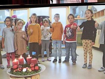 Auf Leinwand übertragen: Die Buben und Mädchen des Kindergartens bei ihrem Lied "Wir sagen euch an den lieben Advent" Foto: Günther Geiling