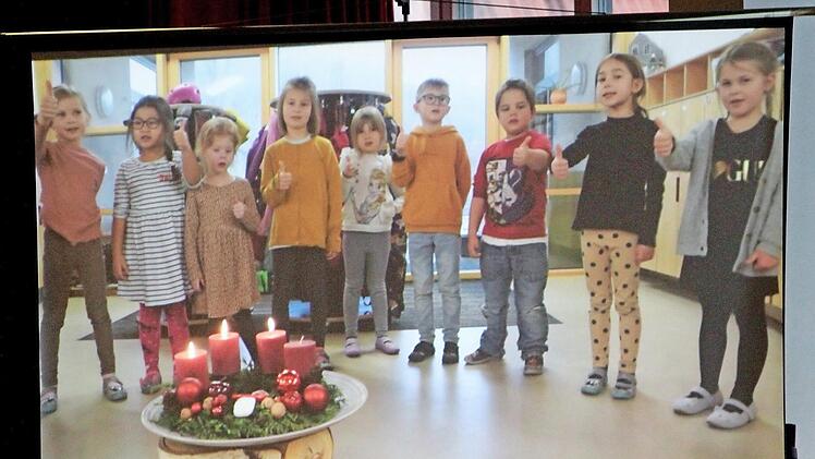 Auf Leinwand übertragen: Die Buben und Mädchen des Kindergartens bei ihrem Lied "Wir sagen euch an den lieben Advent" Foto: Günther Geiling