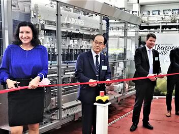 Staatsministerin Dorothee Bär (CSU) bei der offiziellen Einweihung der neuen Glasabfüllanlage mit (von links) Japans Botschafter Hidenao Yanagi, dem Landtagsabgeordneten Sandro Kirchner (CSU) und Bad Kissingens OB Dirk Vogel (SPD) Foto: Sigismund von Dobschütz