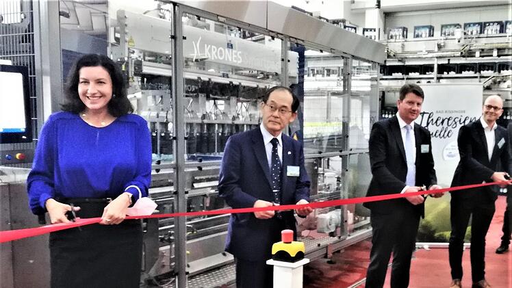 Staatsministerin Dorothee Bär (CSU) bei der offiziellen Einweihung der neuen Glasabfüllanlage mit (von links) Japans Botschafter Hidenao Yanagi, dem Landtagsabgeordneten Sandro Kirchner (CSU) und Bad Kissingens OB Dirk Vogel (SPD) Foto: Sigismund von Dobschütz