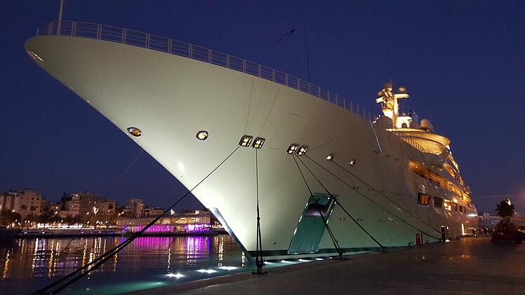 Yacht beschlagnahmt? Mega-Yacht von Alisher Usmanov sorgt in Hamburg für Gerüchte