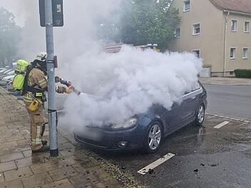 Bamberg: Feuerwehr zu brennendem Auto alarmiert - Motorraum steht in Flammen
