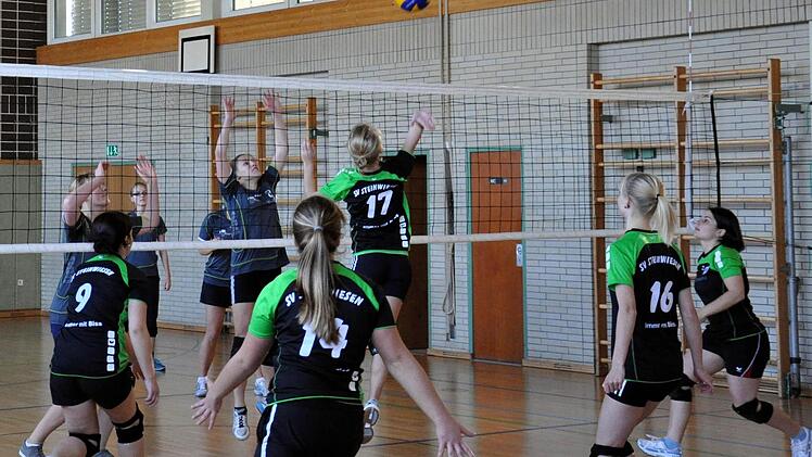 Hier in der 1. Runde des  Bezirkspokals gegen die VSG Grub/Coburg II am letzten Oktoberwochenende. Vanessa Dotzler mit der Nr. 17 steigt am höchsten und schlägt den Ball.
