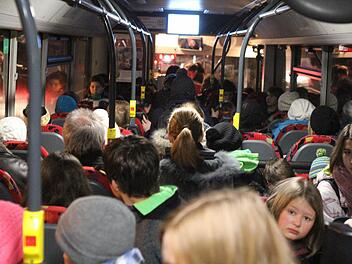 Volle Schulbusse - kein seltenes Bild im Landkreis. Foto: Archi/Koch