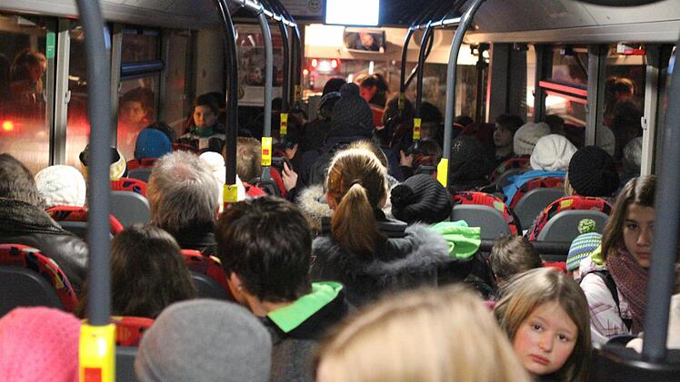 Volle Schulbusse - kein seltenes Bild im Landkreis. Foto: Archi/Koch