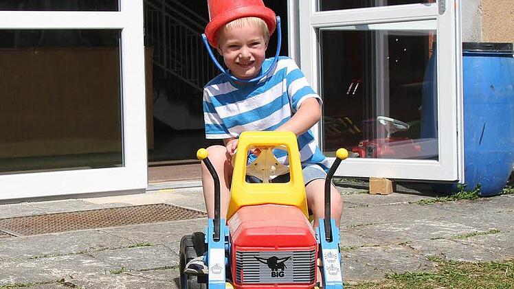 "Hier kommt der Bagger", tönt Leon Oswald (5). Klar, Baustellenspiele liegen in Presseck hoch im Kurs.