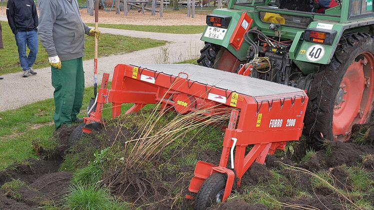 Zur Unterstützung war Josef Nagengast von der Landesanstalt für Weinbau und Gartenbau mit einer Sellerie-Ernte-Maschine vor Ort.   Foto: Ronald Rinklef
