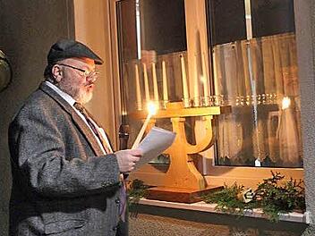 Martin Arieh Rudolph entzündet den Leuchter. Fotos: fra-press