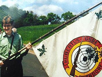 Festumzug im Jahr 1991: Reinhold Seufert präsentiert die neue Fahne.  Foto: Archiv Hubertus-Gilde