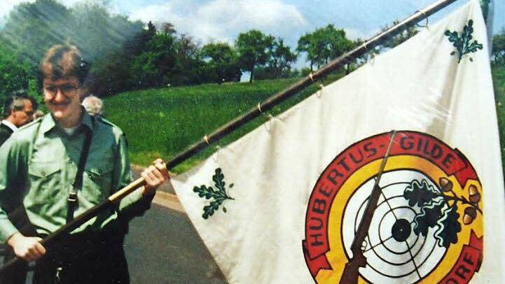 Festumzug im Jahr 1991: Reinhold Seufert präsentiert die neue Fahne.  Foto: Archiv Hubertus-Gilde