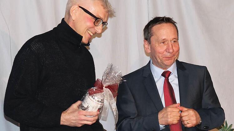 Daniel Leister (links) wird von Marktrodachs Bürgermeister Norbert Gräbner herzlich im Dreefs begrüßt. Foto: Mariell Dörrschmidt