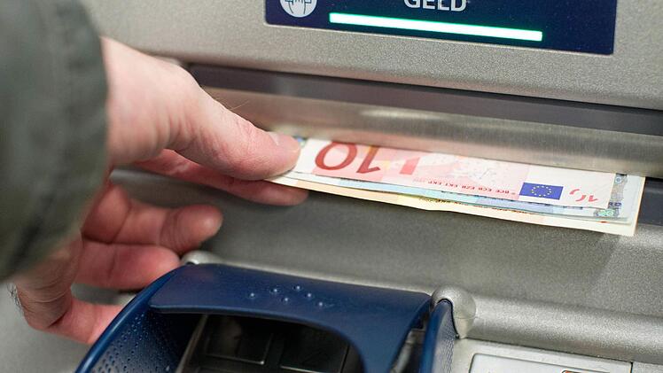 Eine 27-Jährige hat immer wieder Geld vom Konto ihrer Oma abgehoben. Das Amtsgericht Kulmbach verurteilte sie zu einer Bewährungsstrafe. Symbolfoto: Friso Gentsch/dpa