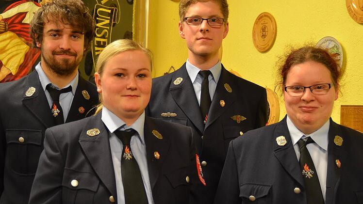 Seit zehn Jahren sind diese vier im Feuerwehrverein Frauenroth aktiv: (von links) Lukas Kessler, Svenja Reichert, Christoph Grom und Heike Alles. Es fehlt Rainer Alles, der für 30 Jahre Zugehörigkeit ausgezeichnet wurde. Foto: Kathrin Kupka-Hahn