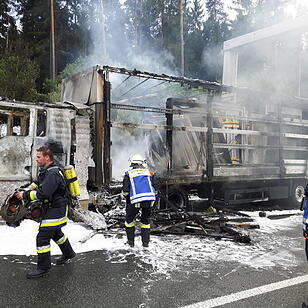 A9 bei Pegnitz: Sattelzug geht in Flammen auf