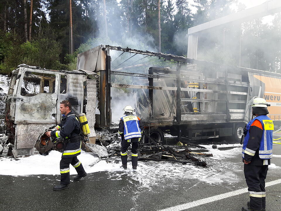 A9 bei Pegnitz: Sattelzug geht in Flammen auf