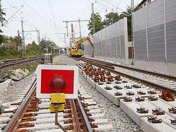 Obwohl die Bahn in Forchheim reihenweise Lärmschutzwände hochzieht, werden viele Bürger nach dem viergleisigen ICE-Ausbau mit überhöhten Lärm-Werten leben müssen. Foto: Josef Hofbauer