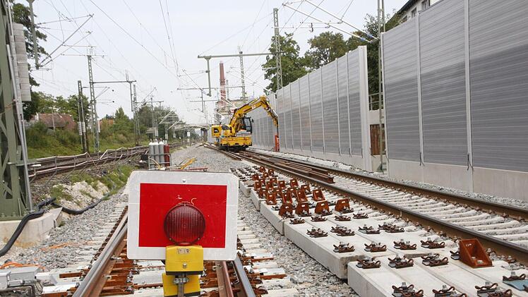 Obwohl die Bahn in Forchheim reihenweise Lärmschutzwände hochzieht, werden viele Bürger nach dem viergleisigen ICE-Ausbau mit überhöhten Lärm-Werten leben müssen. Foto: Josef Hofbauer
