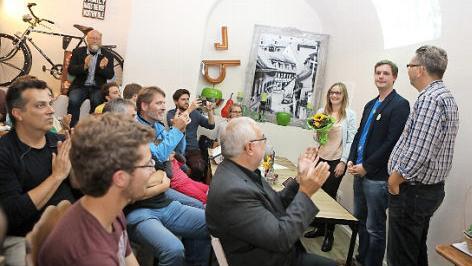 Lisa Badum (vorne mit Blumenstrauß) und die Mitglieder der Grünen-Kreisverbände waren am Wahlabend bestens gelaunt.  Foto: Barbara Herbst