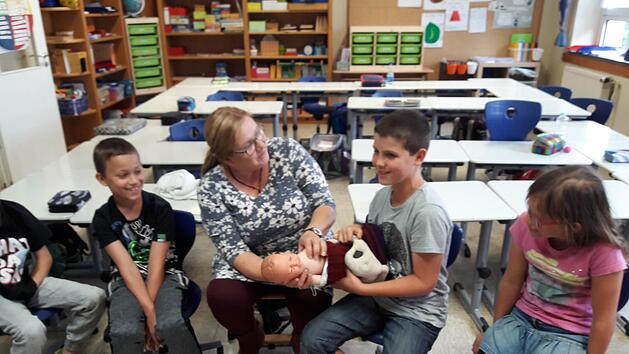 Anschaulicher Unterricht mit Hebamme Doris Wytopil in der Grundschule Z&uuml;ntersbach.Michelle Beck