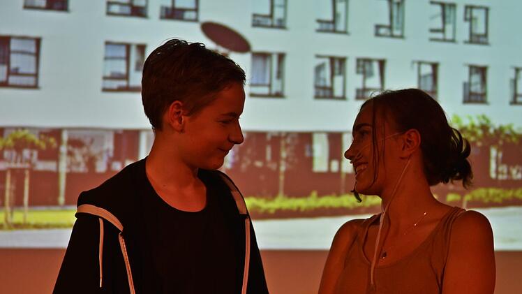 Zwei verliebte Jugendliche, doch beide sind an Krebs erkrankt: In den Hauptrollen brillieren Amy Ellis als Hazel und Maximilian Walch als Gus. Foto: Gabi Arnold