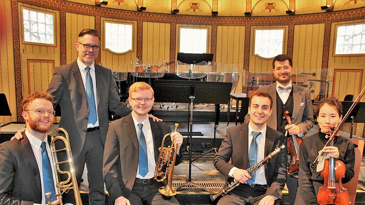 Die Akademisten (vorne von links) Quinn Parker, Johannes Benz, Stephan Mayrhuber und Jee-Hyang-Sin. Dahinter: Orchestermanager Roman Riedel und Orchesterchef Burghard Toelke Werner Vogel