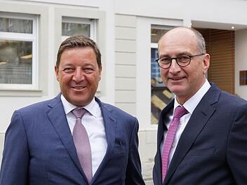 Marcus Lingel (links) als geschäftsführender Gesellschafter der Merkur Privatbank und Andreas Maurer als Geschäftsführer vor Ort in Hammelburg begleiten die Übernahme der Bank Schilling. Foto: Arkadius Guzy