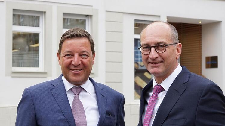 Marcus Lingel (links) als geschäftsführender Gesellschafter der Merkur Privatbank und Andreas Maurer als Geschäftsführer vor Ort in Hammelburg begleiten die Übernahme der Bank Schilling. Foto: Arkadius Guzy