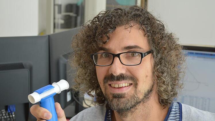 Software-Entwicklungsleiter Manuel Heinz zeigt das innovative, PC-gest&uuml;tzte Spirometer zur Lungenfunktionsdiagnostik, das die Bad Kissinger Firma selbst entwickelte. Fotos: Isolde Krapf