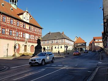 Der Durchgangsverkehr gehört hier zum Alltag, aber das muss nicht so bleiben. Für den Stadtrat wird in der neuen Sitzungsperiode die Verkehrssituation am Marktplatz mit Bamberger und Lichtenfelser Straße Thema sein. Fotos: Tobias Kindermann