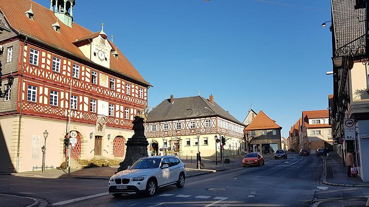 Der Durchgangsverkehr gehört hier zum Alltag, aber das muss nicht so bleiben. Für den Stadtrat wird in der neuen Sitzungsperiode die Verkehrssituation am Marktplatz mit Bamberger und Lichtenfelser Straße Thema sein. Fotos: Tobias Kindermann